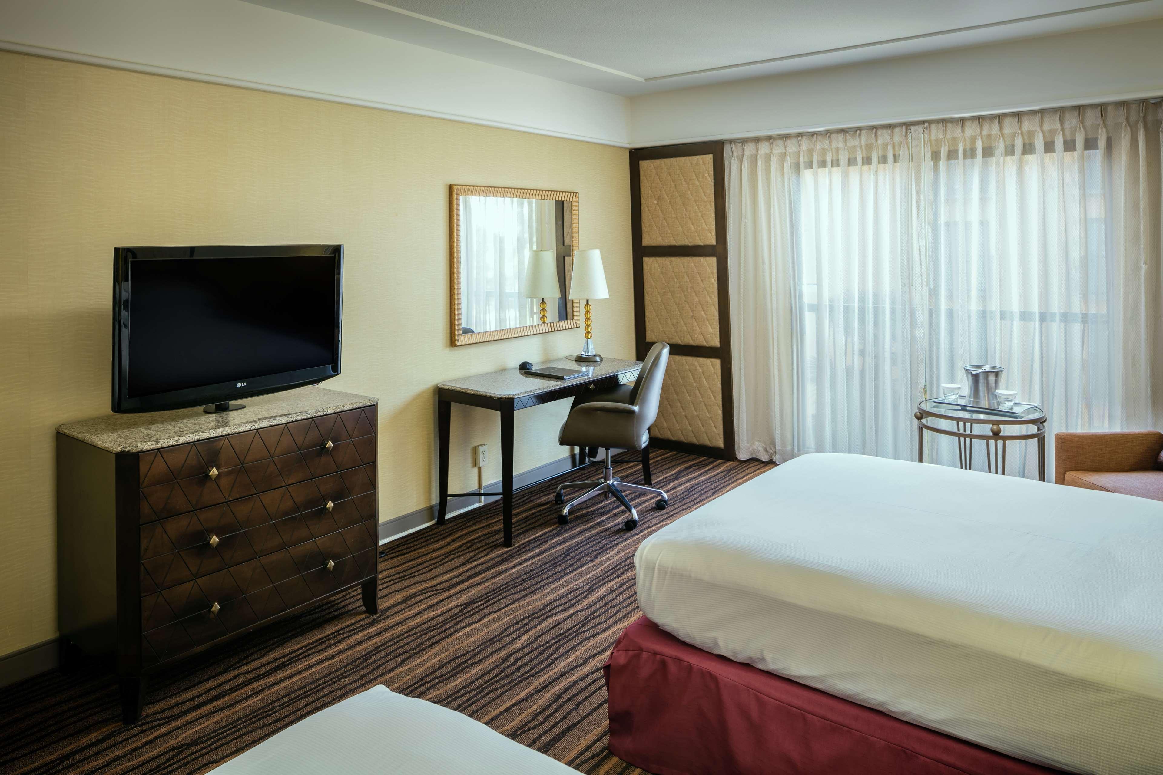 ฮิลตัน สต็อกตัน Hotel ภายนอก รูปภาพ